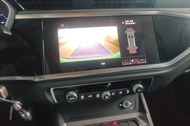 Audi Q3 2020 car image #13