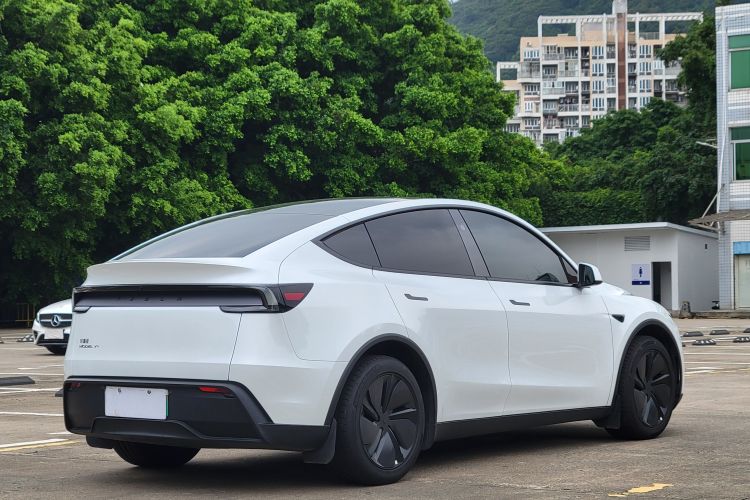 Tesla Model Y 2025 #7 Tesla Model Y 2025 car image #7