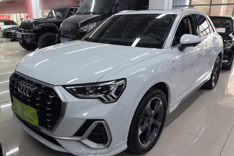 Audi Q3 2023 car image #2
