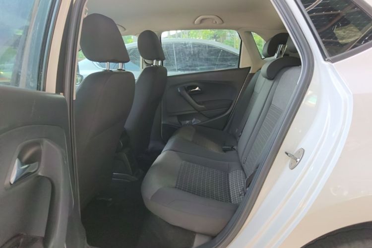 Volkswagen Polo 2015 car image #17