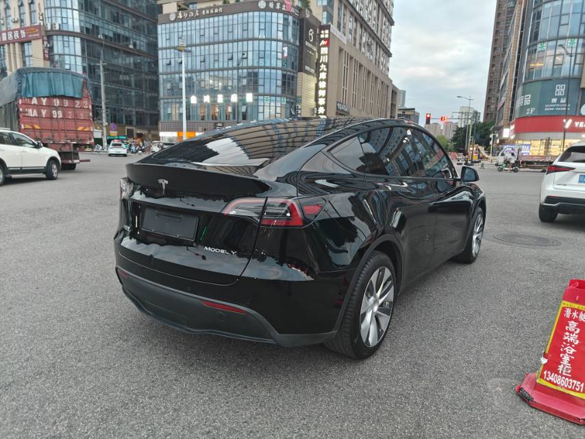 Tesla Model Y 2023 car image #7