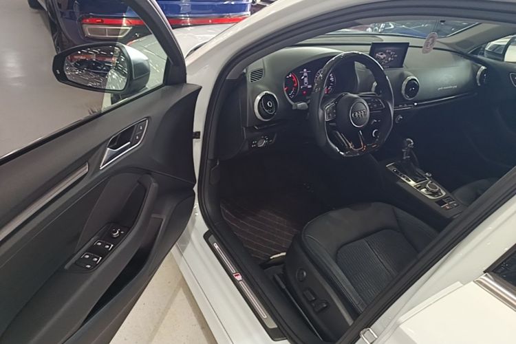 Audi A3 2018 car image #16