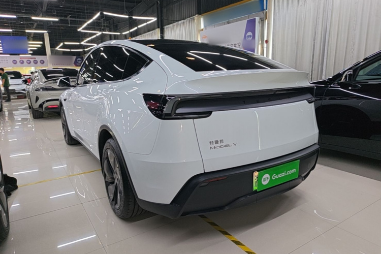 Tesla Model Y 2026 #5 Tesla Model Y 2026 car image #5
