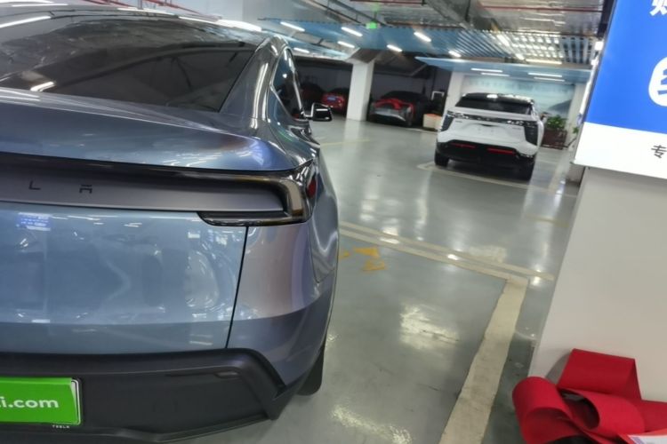 Tesla Model Y 2025 #8 Tesla Model Y 2025 immagine di auto #8