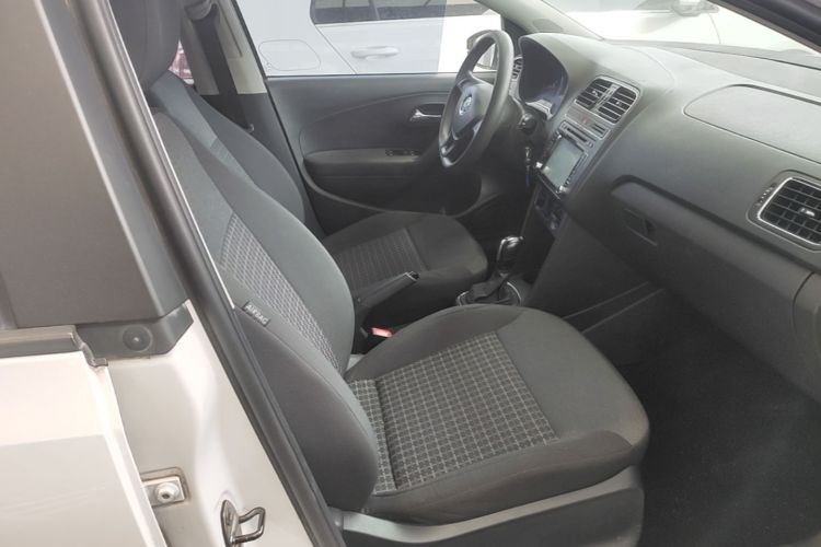 Volkswagen Polo 2016 car image #24