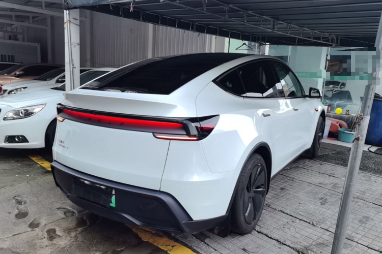 Tesla Model Y 2025 #7 Tesla Model Y 2025 car image #7