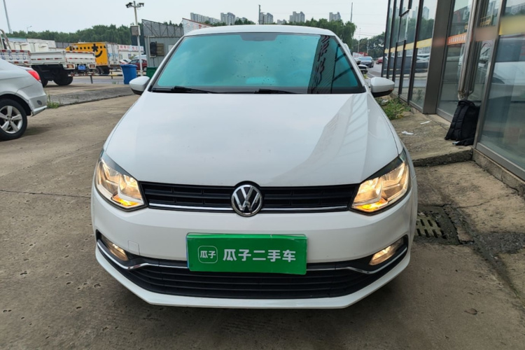 Volkswagen Polo 2015 car image #3