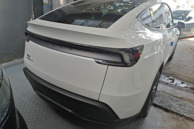 Tesla Model Y 2026 #7 Tesla Model Y 2026 car image #7