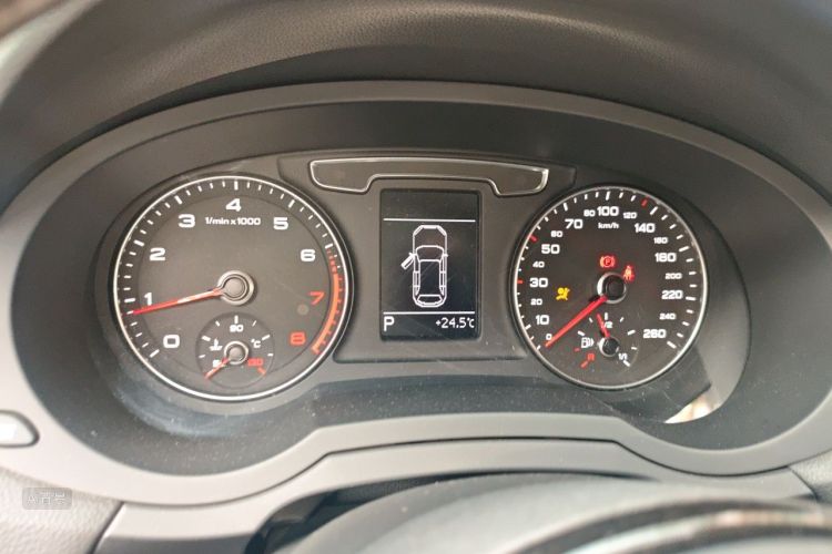 Audi Q3 2018 car image #13