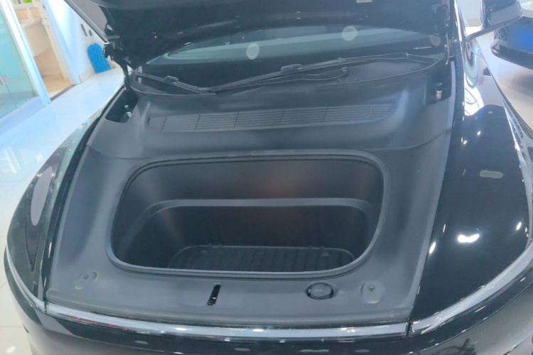 Tesla Model Y 2025 immagine di auto #20