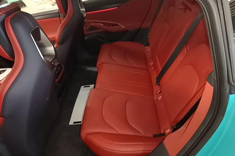 MI SU7 2024 immagine di auto #17