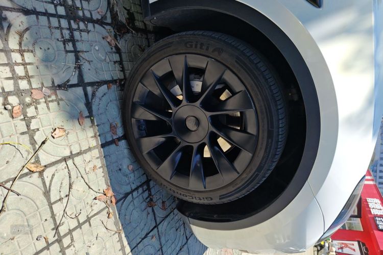 Tesla Model Y 2023 car image #9