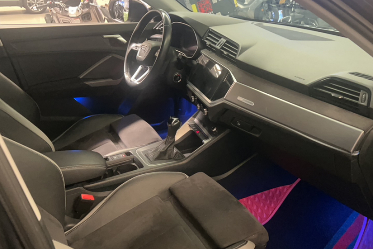 Audi Q3 2020 car image #12