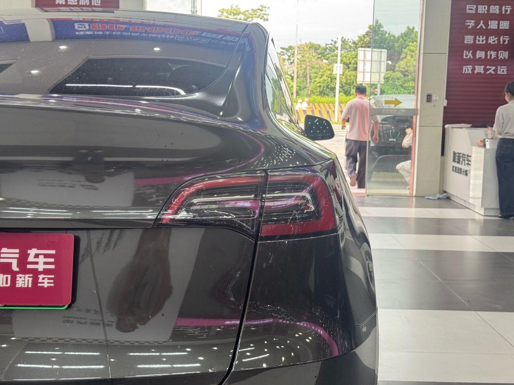 Tesla Model Y 2023 car image #8