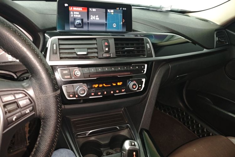 BMW 3 Series 2019 car image #13