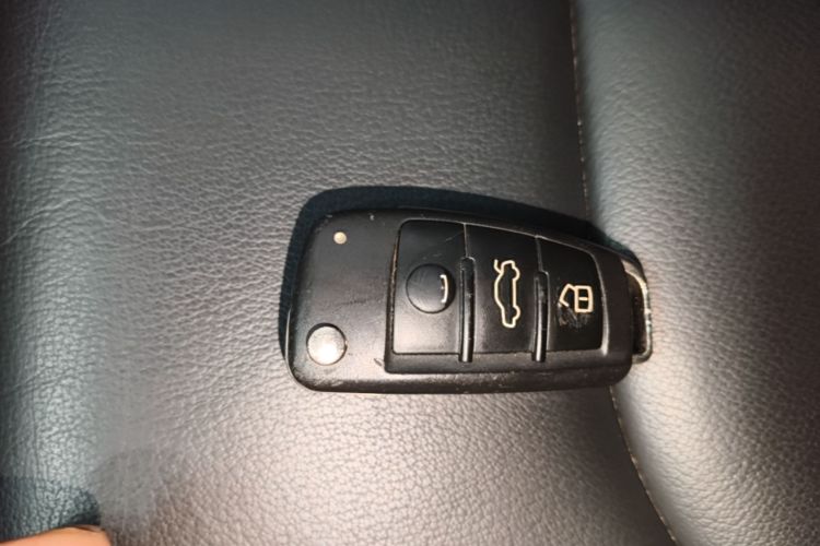 Audi Q3 2020 car image #9