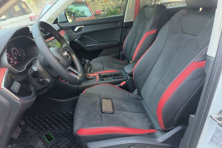 Audi Q3 2019 car image #19