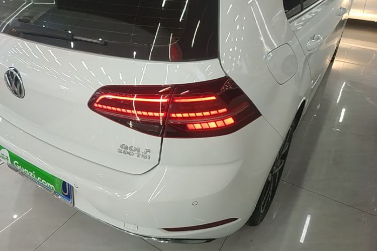 Volkswagen Golf 2019 car image #8