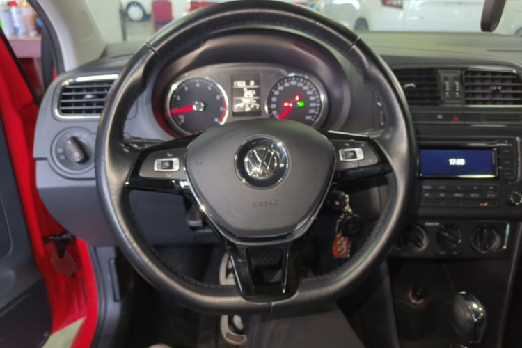 Volkswagen Polo 2016 car image #11