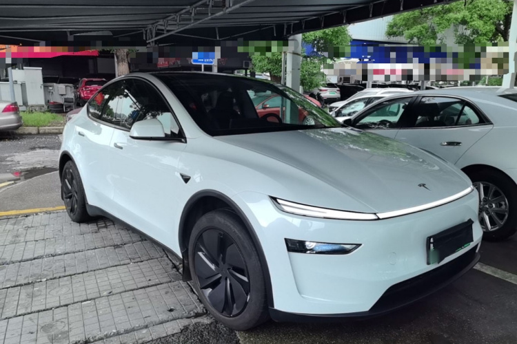 Tesla Model Y 2025 #4 Tesla Model Y 2025 car image #4