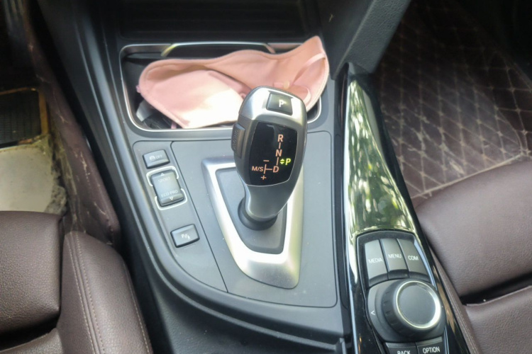 BMW 3 Series 2017 car image #18