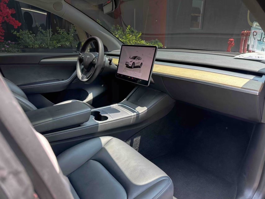 Tesla Model Y 2023 car image #3
