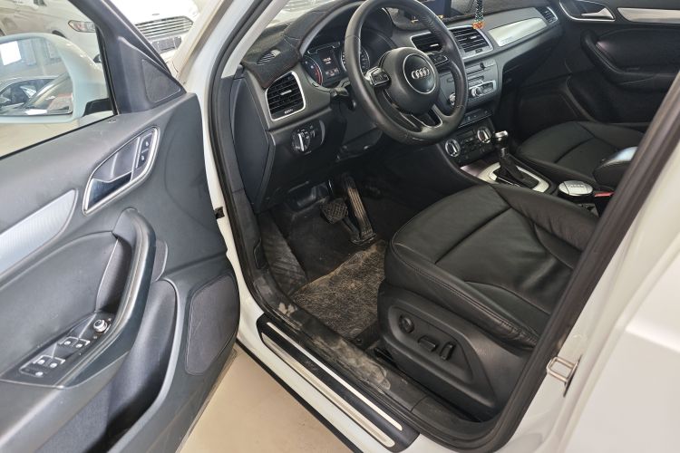 Audi Q3 2015 car image #16