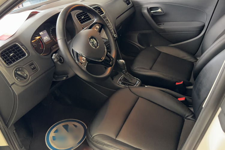 Volkswagen Polo 2016 car image #9