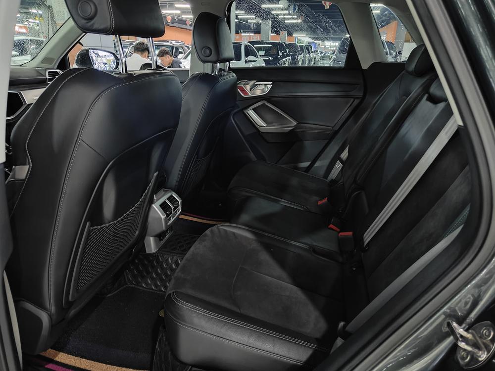 Audi Q3 2019 car image #9