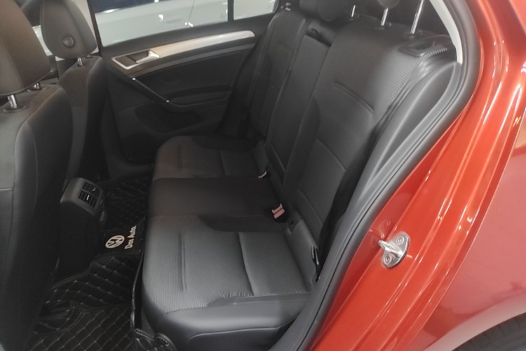 Volkswagen Golf 2019 car image #17