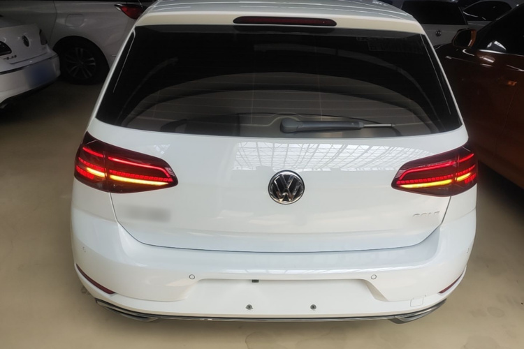 Volkswagen Golf 2019 car image #6