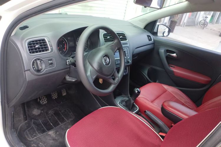Volkswagen Polo 2015 car image #10