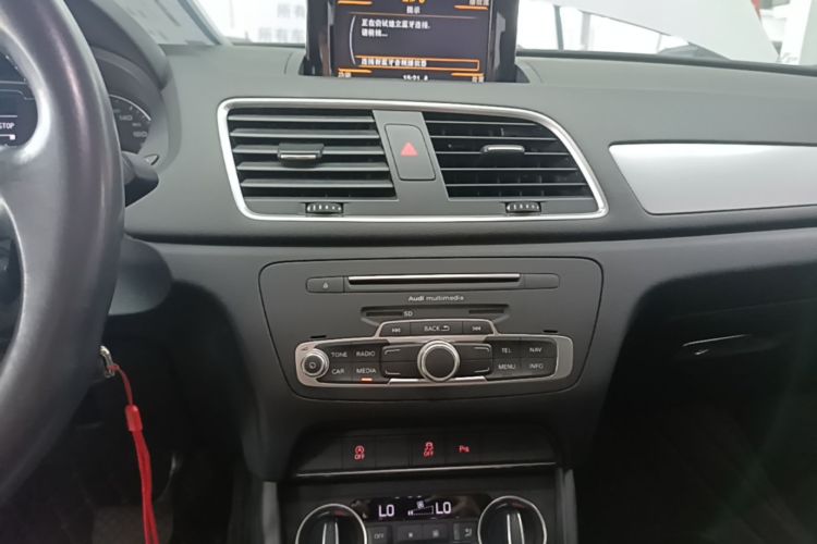 Audi Q3 2016 car image #13