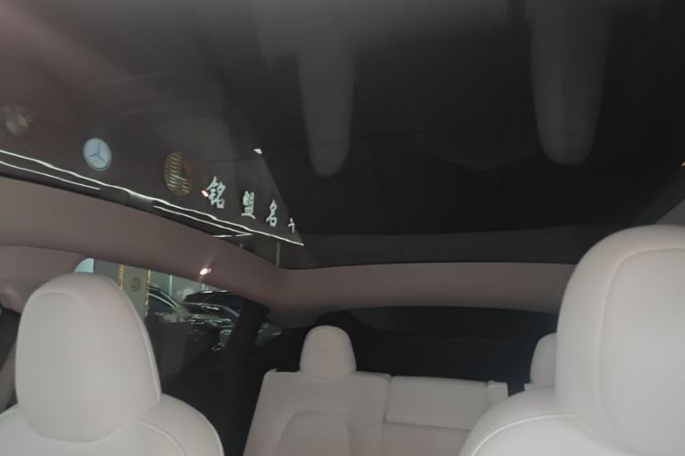 Tesla Model Y 2023 car image #18