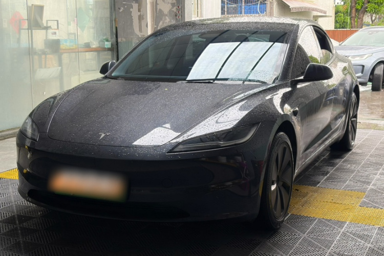 Tesla Model 3 2025 car image #2