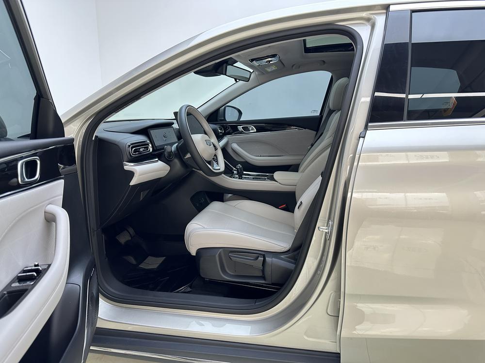 GEELY Emgrand 2026 car image #17