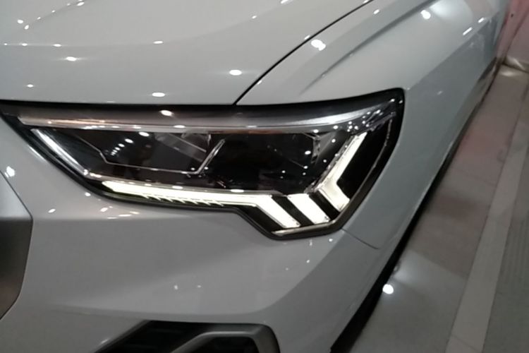 Audi Q3 2022 car image #23