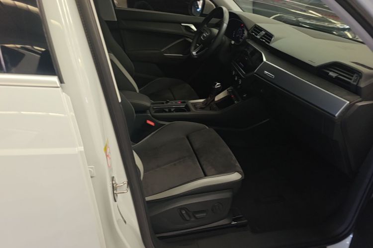 Audi Q3 2020 car image #24