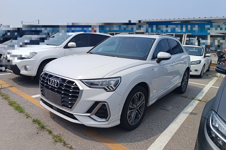 Audi Q3 2022 car image #2