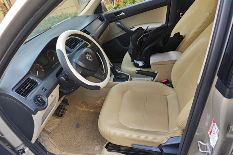 Skoda Rapid 2015 #15 Skoda Rapid 2015 image de voiture #15