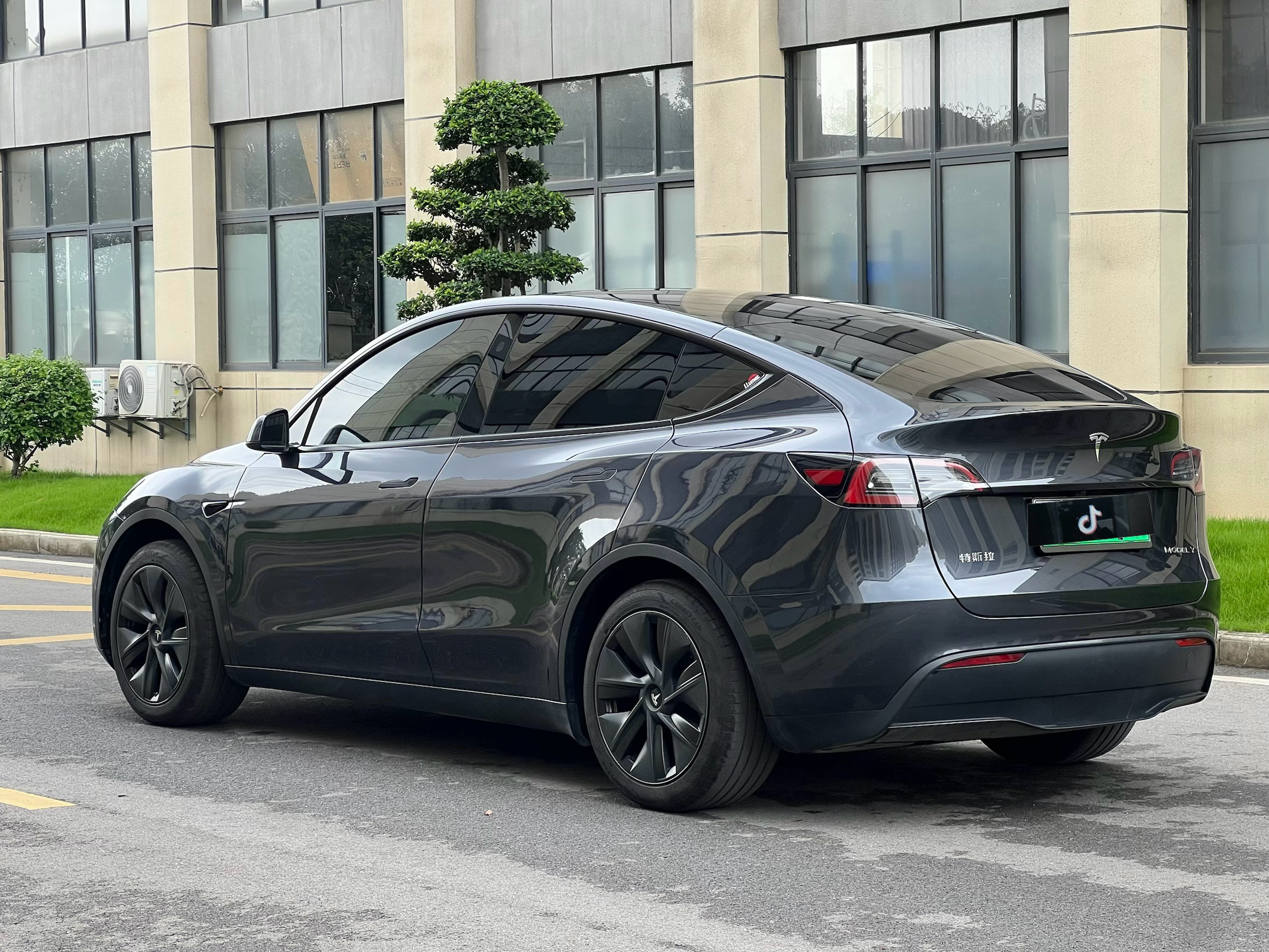 Tesla Model Y 2024 #16 Tesla Model Y 2024 car image #16