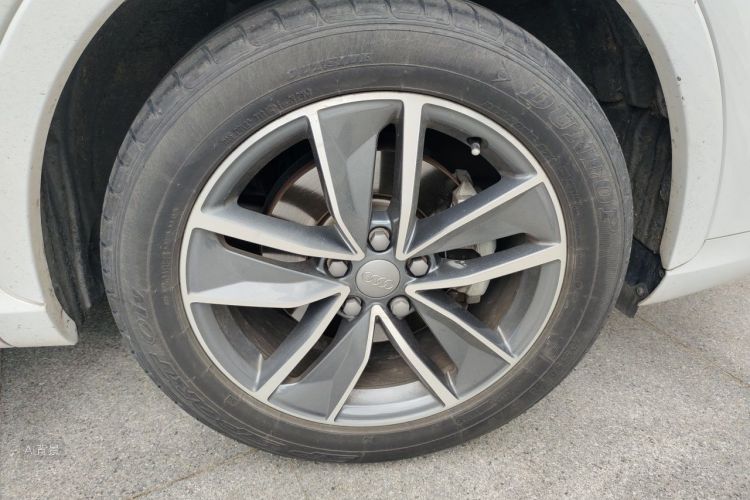 Audi Q3 2019 car image #9