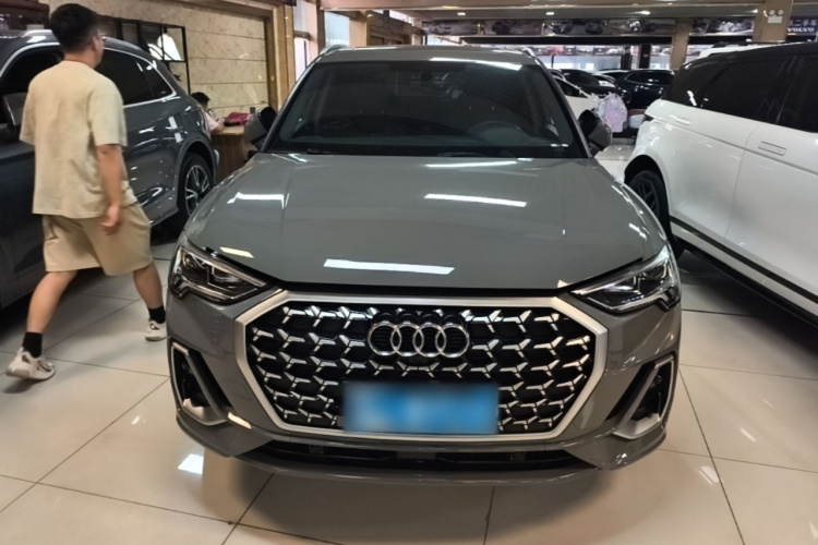 Audi Q3 2024 car image #3