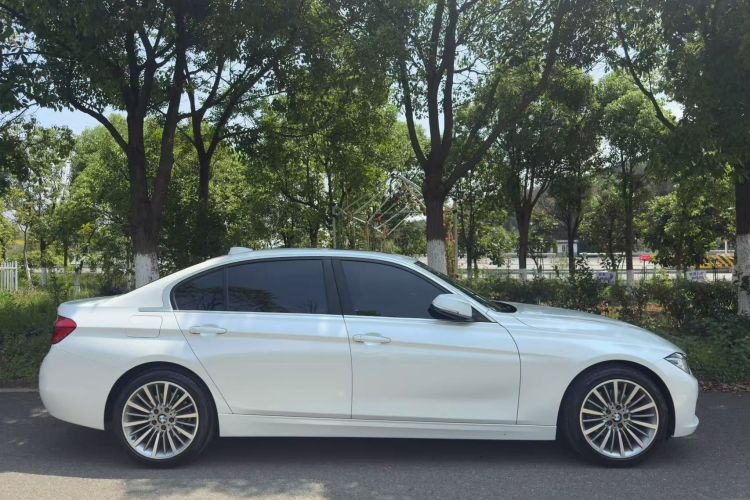 BMW 3 Series 2019 car image #11