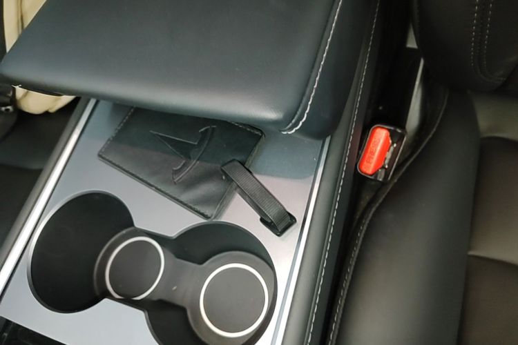 Tesla Model Y 2023 car image #9