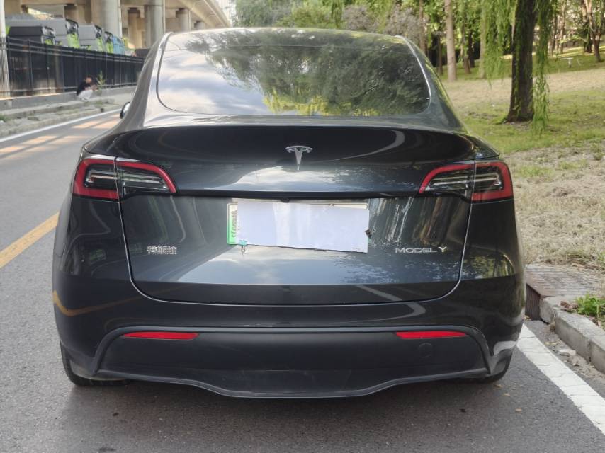 Tesla Model Y 2024 #7 Tesla Model Y 2024 car image #7