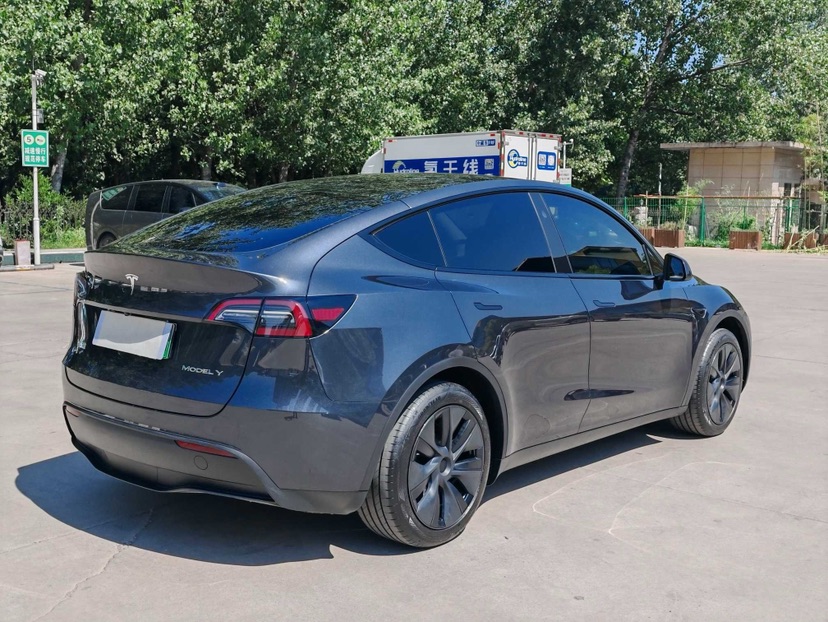 Tesla Model Y 2024 immagine di auto #9