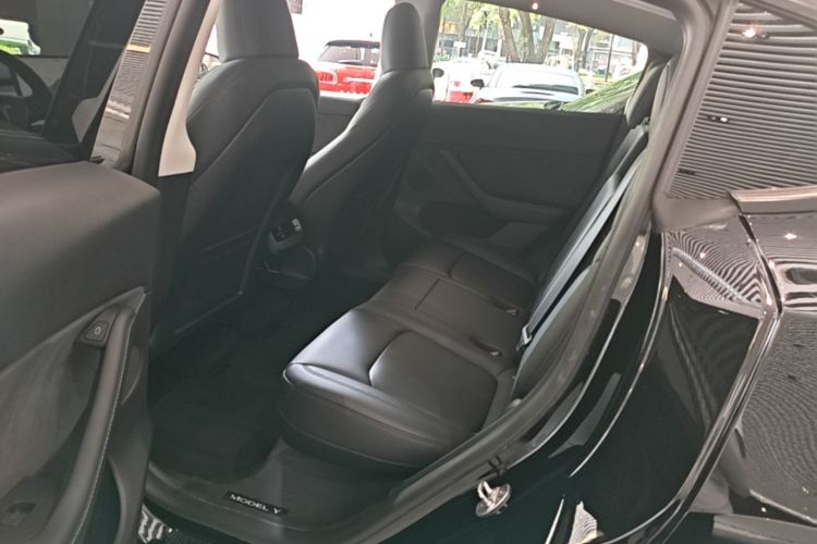 Tesla Model Y 2023 car image #17