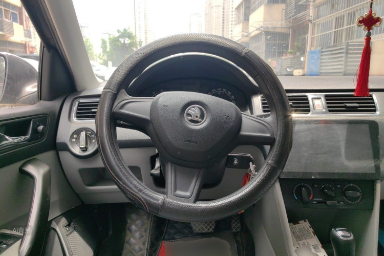 Skoda Rapid 2016 car image #12