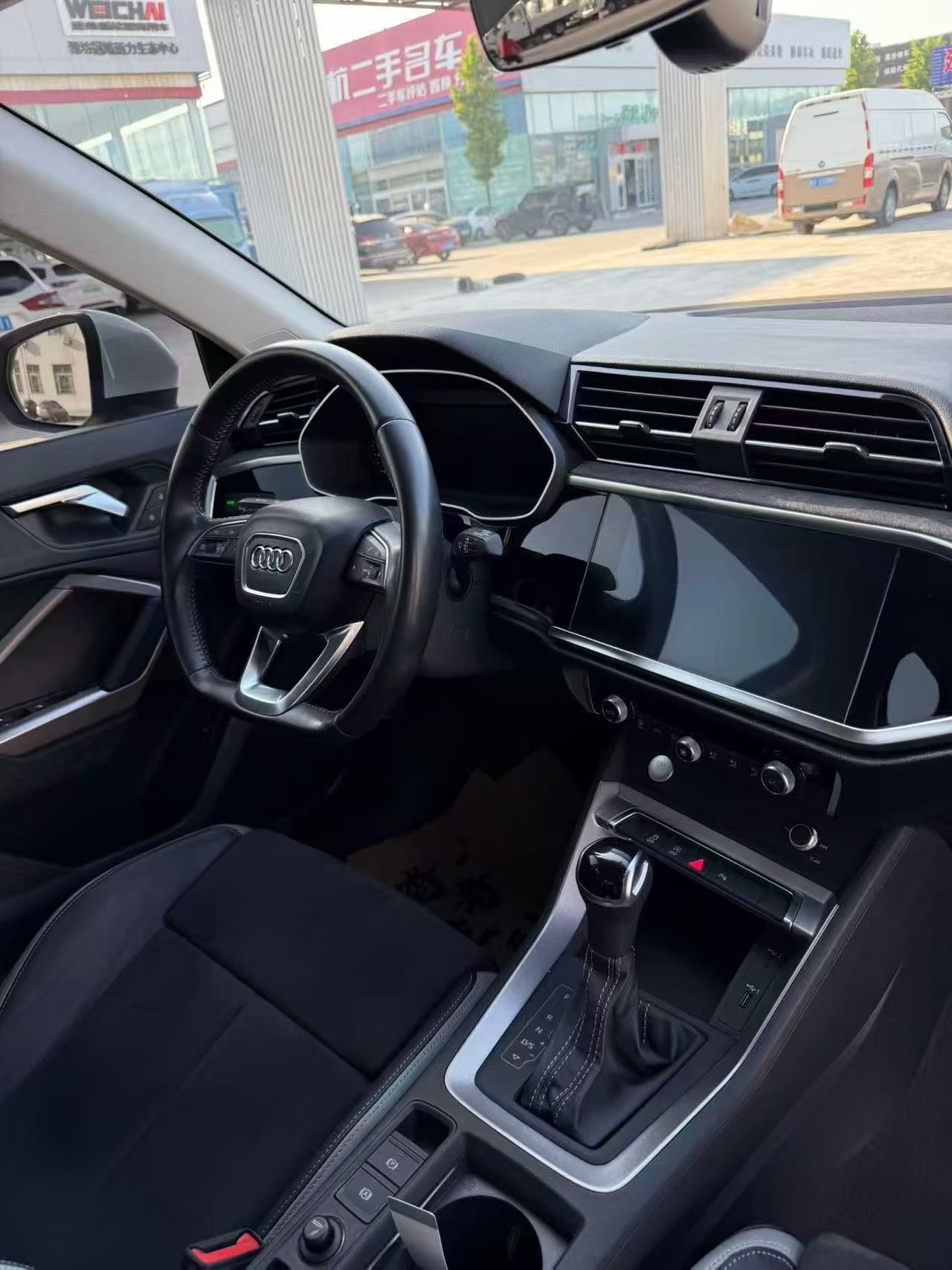 Audi Q3 2020 car image #7